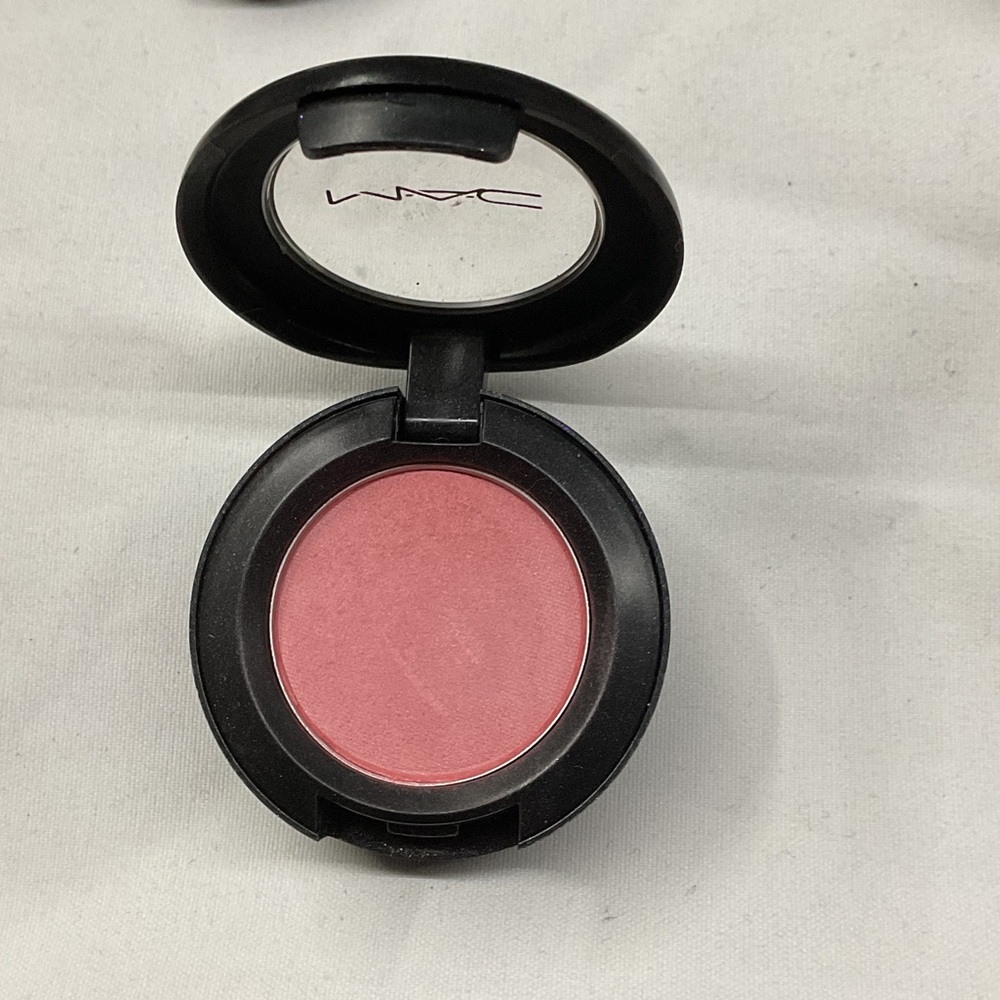 MAC Cosmetics Perky Satin Eyeshadow - Picture 3 of 3